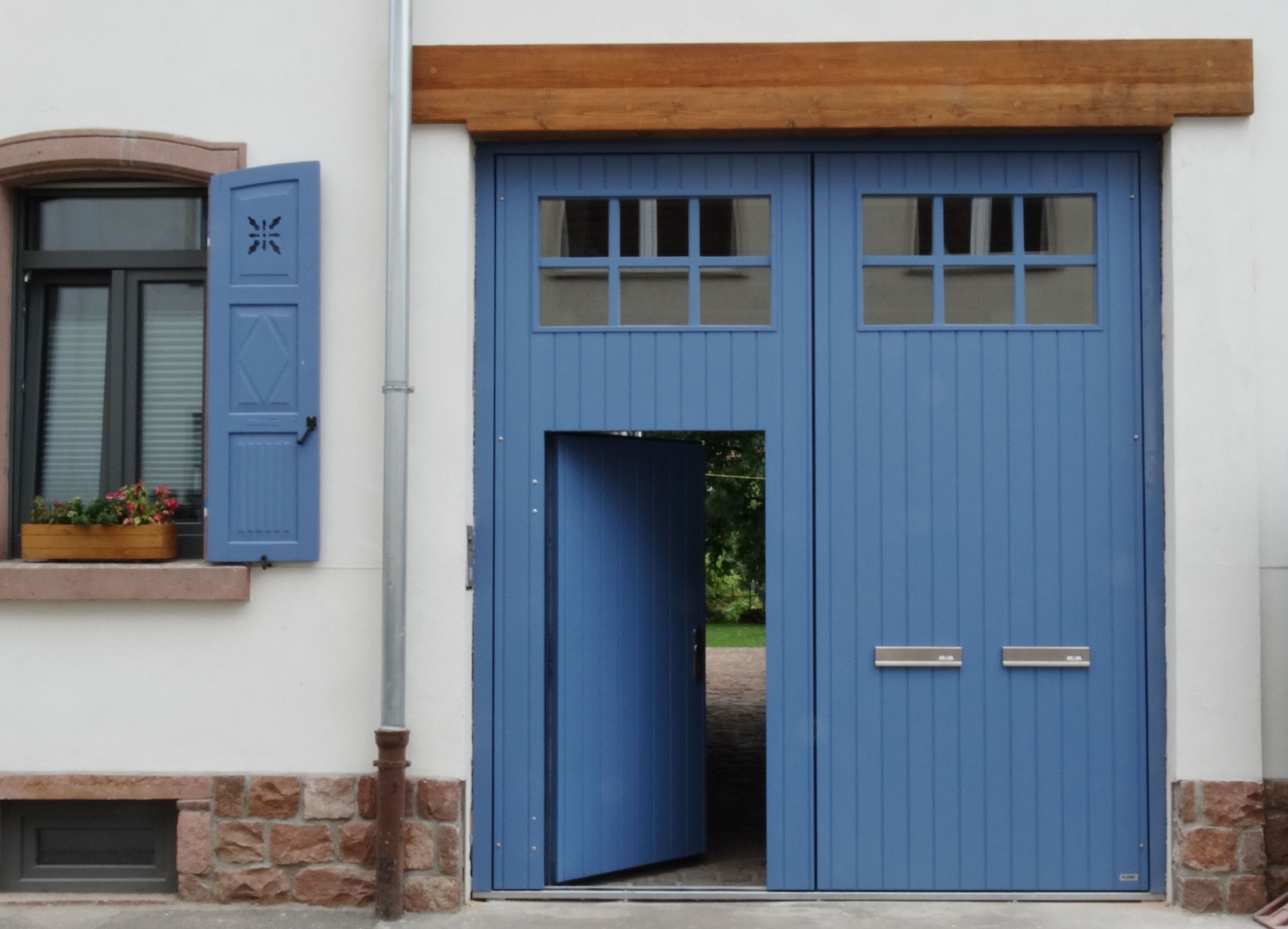 Einfahrtstor - Hoftor mit Schlupftür, Ausführung mit Fenster, Endanstrich in taubenblau