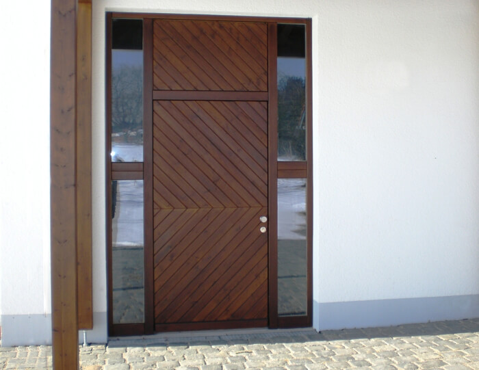 Haustür mit Seitenteil aus Holz und Glas