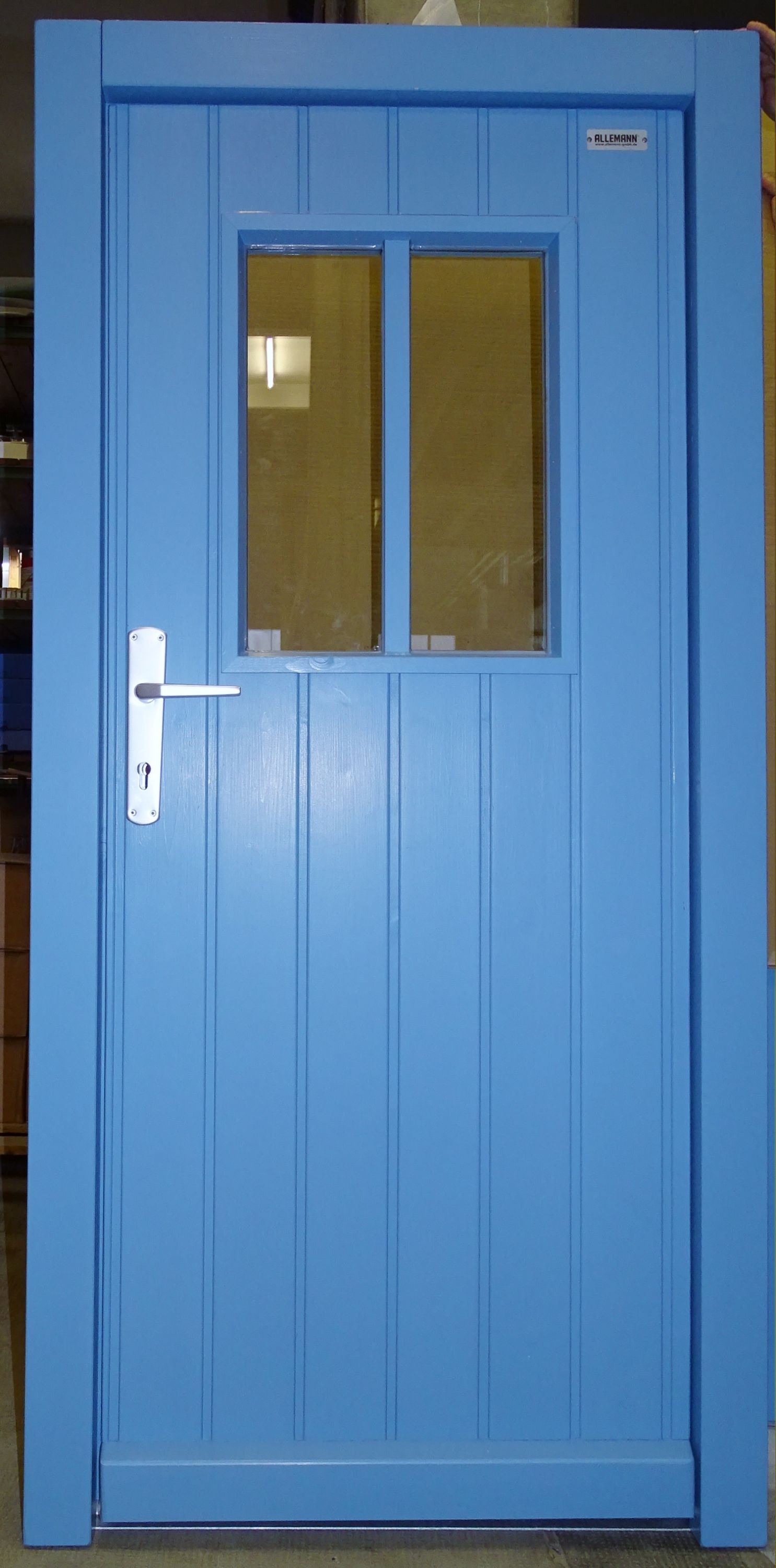 Nebeneingangstür Typ 890.2, DIN L nach innen öffnend, Fenster mit senkrechter Sprosse, RAL 5024 pastellblau.JPG
