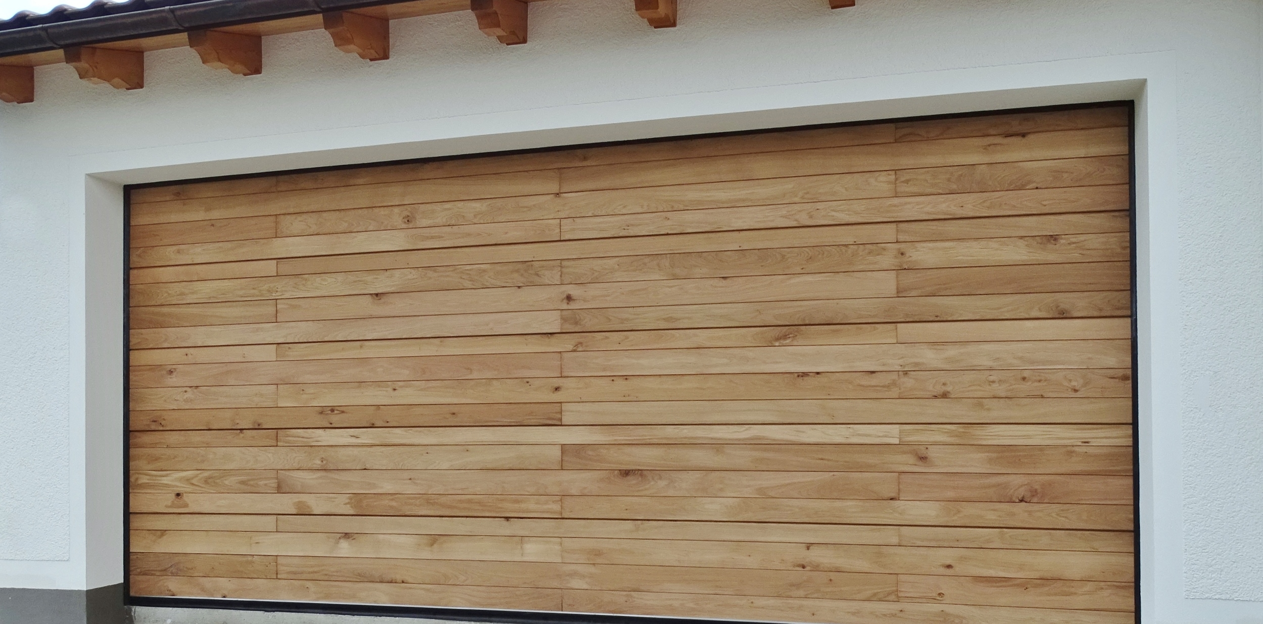 Holz-Sektionaltor mit Eiche-Profilbretter, gestoßen, 4960 x 2260 mm.JPG