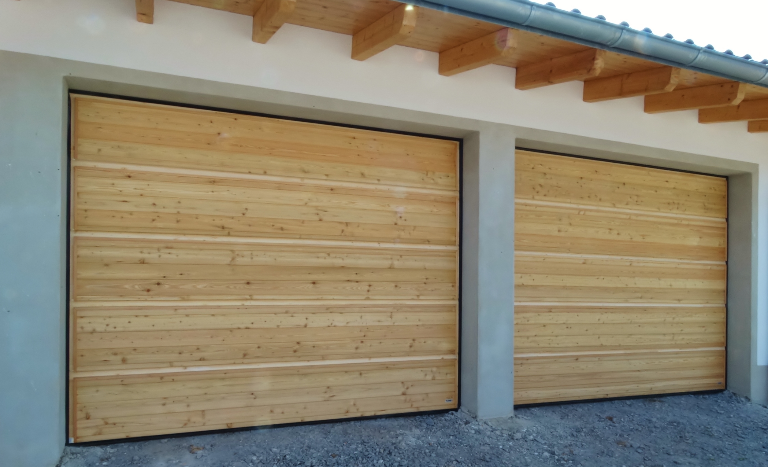Holz-Sektionaltore in Lärche von ALLEMANN GmbH