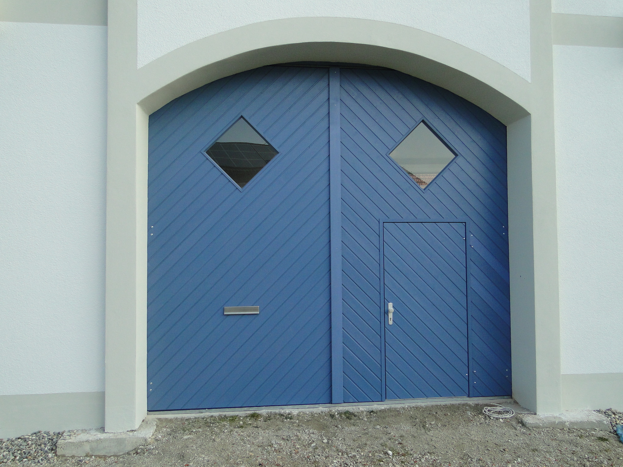Hofeinfahrtstor mit Durchstiegstür und Karofenster, Profilbretter diagonal, Tor und Tür nach innen aufgehend.JPG