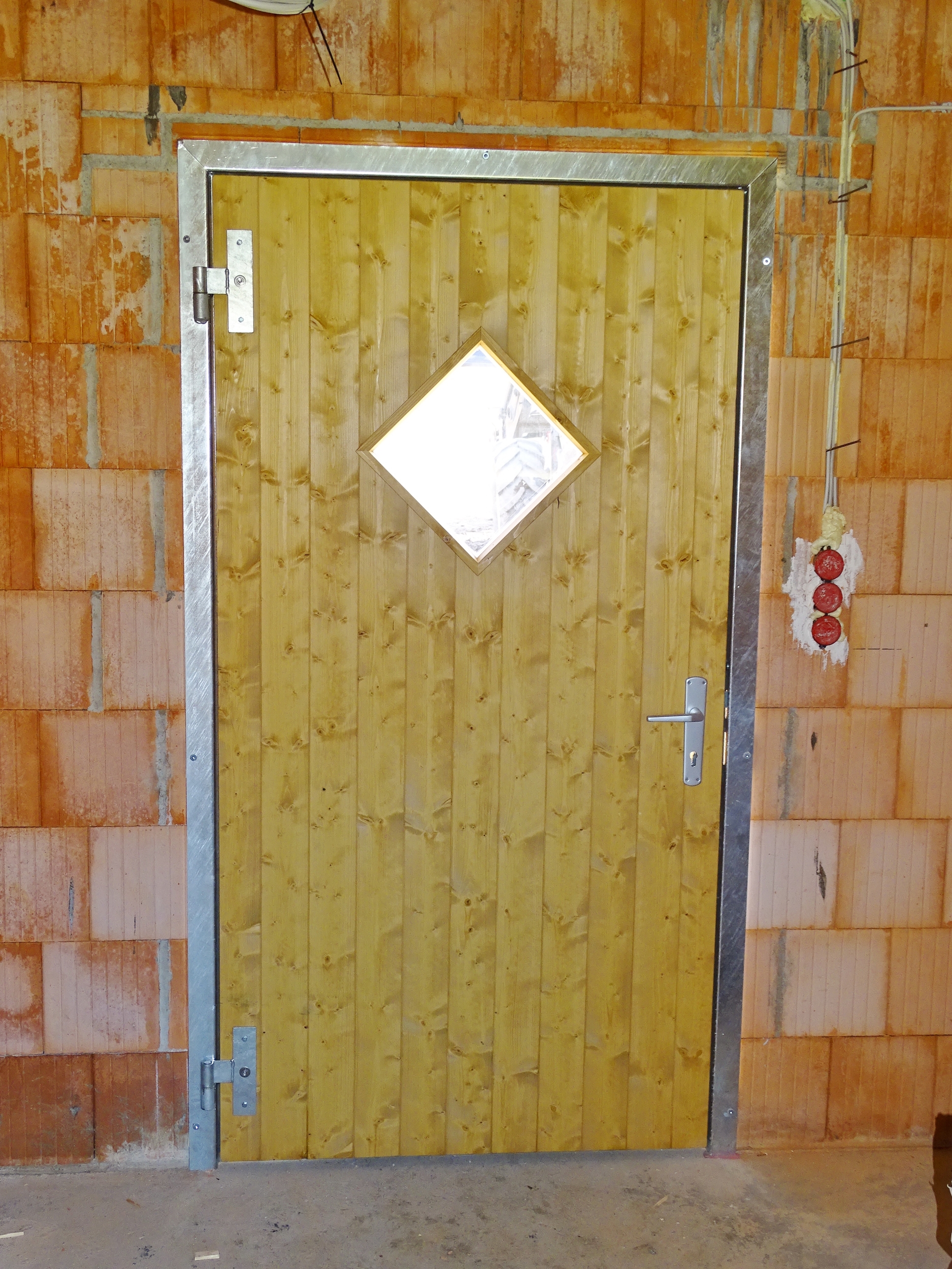Tür mit Metall-Zarge, Holztür mit Karofenster