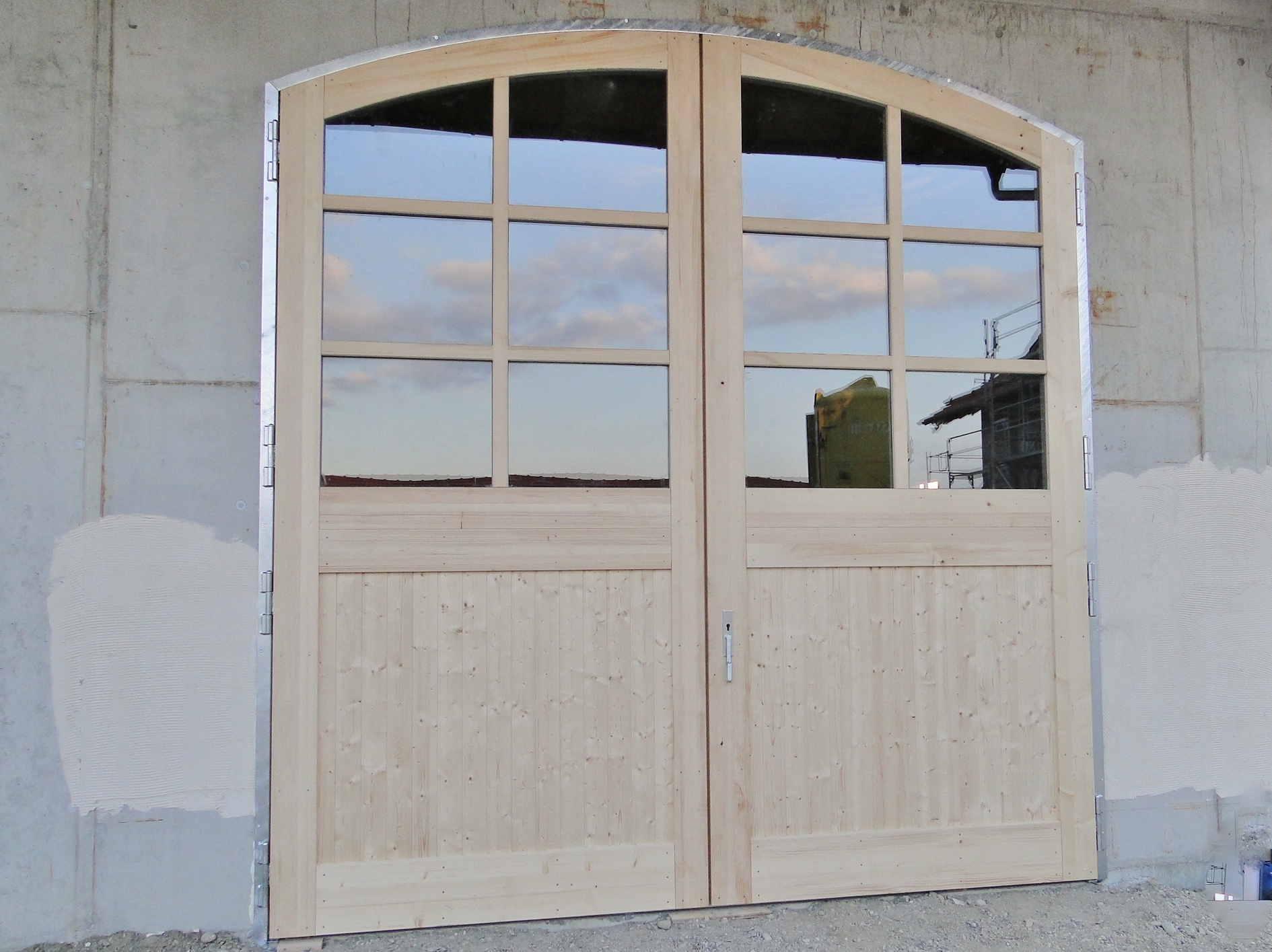 Holzflügeltor mit Segmentbogen, 4 x 4,25 m, Fenster mit glasteilenden Sprossen, aufgeschraubte Sprossen.jpg