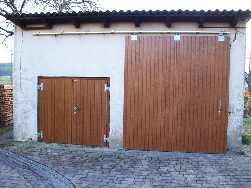 Tor mit Holzblockzarge, ALLEMANN-Zuhaltung und Riegelschloss und Schiebetür, Farbe Nussbaum.jpg