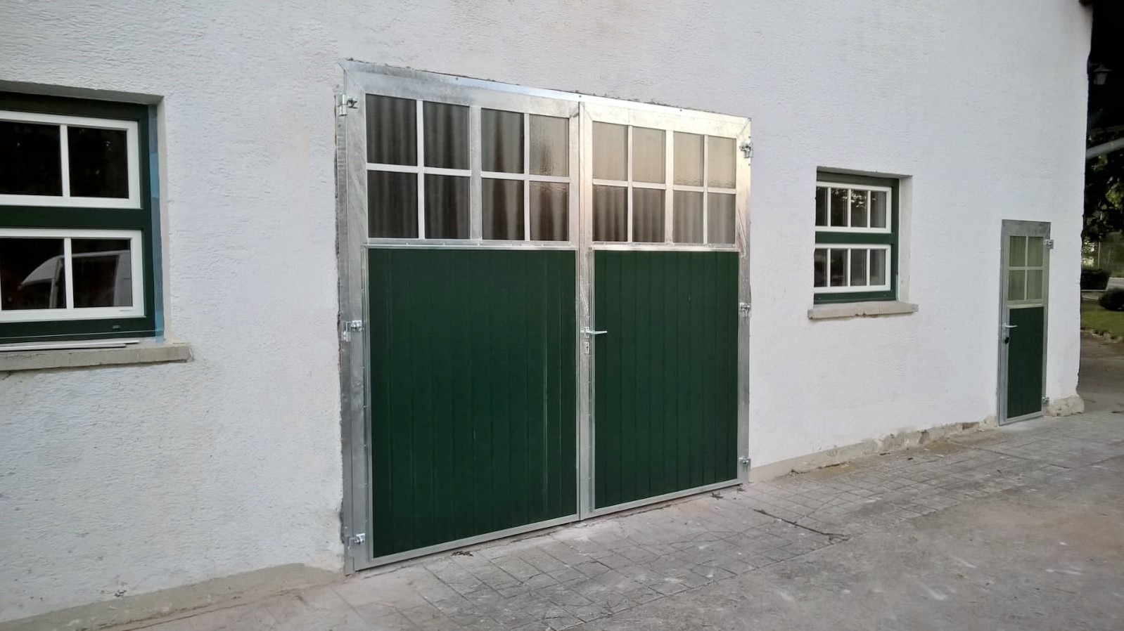 Tor und Tür mit Metallrahmen für Werkstatt