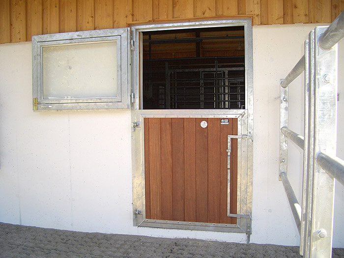Außenboxentür, Metall-Z-Zarge, Hartholz-Bohlen im Unterteil, ALLEMANN-2-Punkt-Sicherheitsverschluss
