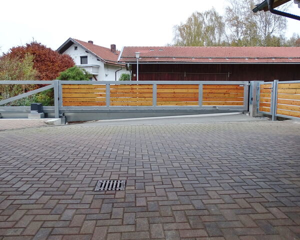 Flügeltor aus Holz, ca. 2,5 x 2,2 m, Ansicht innen