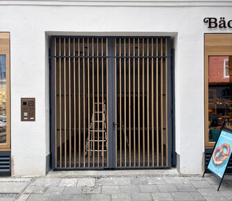 Hoftor aus Metall und Eiche in München