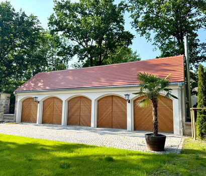 Holz-Sektionaltore Lärche Fischgrät mit Mittelfries