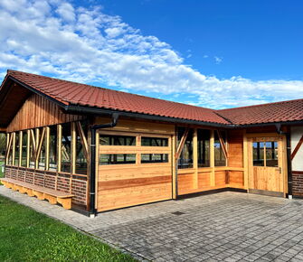 Holzsektionaltor und Nebentür Grafenwiesen