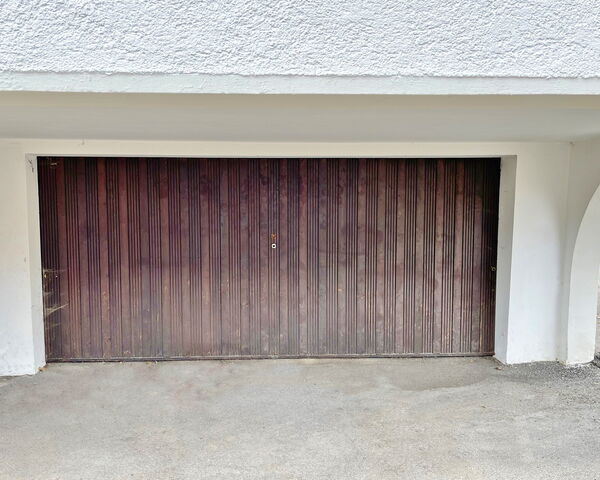 altes Kipptor, das durch ein Holzsektionaltor ersetzt wird