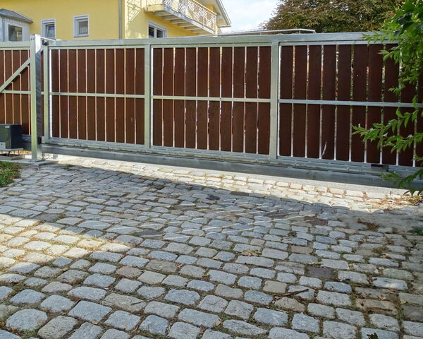 Hallenschiebetore in einer Front voreinander laufend