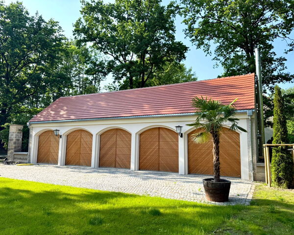 Holz-Sektionaltore Lärche Fischgrät mit Mittelfries