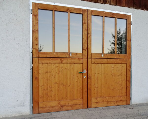 Flügeltor aus Holz, ca. 2,5 x 2,2 m, Ansicht innen