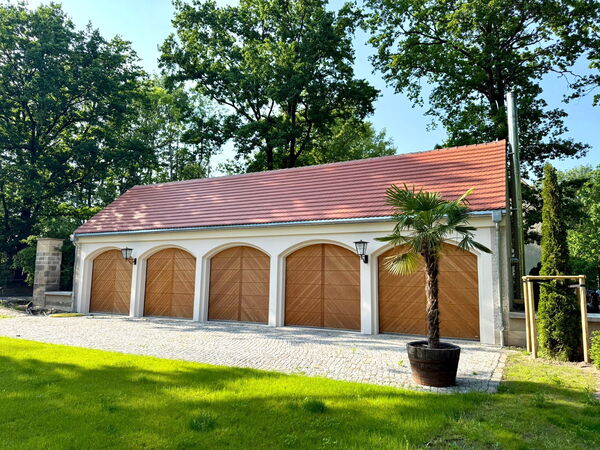 Holz-Sektionaltore Lärche Fischgrät mit Mittelfries