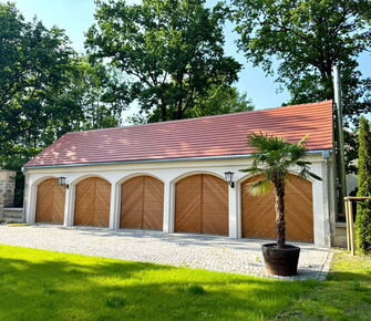 Holz-Sektionaltore Lärche Fischgrät mit Mittelfries
