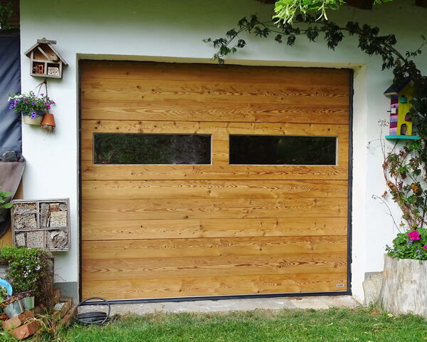 Holz-Sektionaltor in gedämpfter, gehackter und gebürsteter Lärche