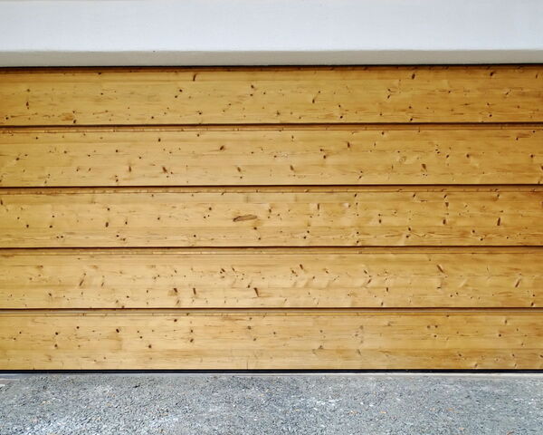 Hallenschiebetore in einer Front voreinander laufend