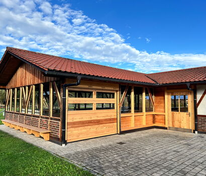 Holzsektionaltor und Nebentür Grafenwiesen