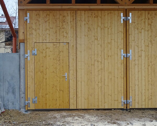 Holzflügeltore mit Schlupftür