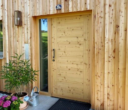 Holz-Haustür in Lärche astig