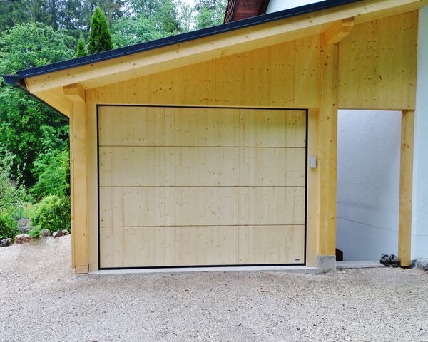 Holz-Sektionaltor in Fichte