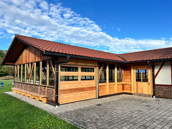 Holzsektionaltor und Nebentür Grafenwiesen