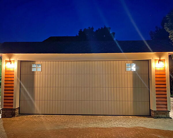 Holz-Sektionaltor weiß bei Nacht