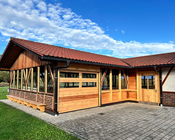 Holzsektionaltor und Nebentür Grafenwiesen