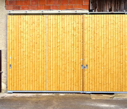 Einfahrtstor in Holz, nach innen öffnend