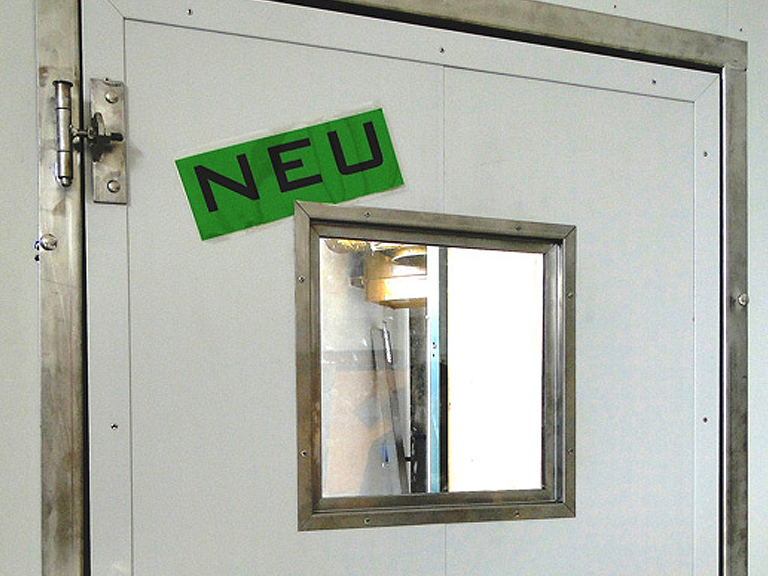 Innentüre aus Kunststoff und Edelstahl