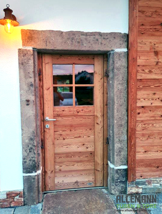 Nebeneingangstür-Lärche-Antik-mit-Sprossenfenster-und-Friese,-1020-x-1955-mm