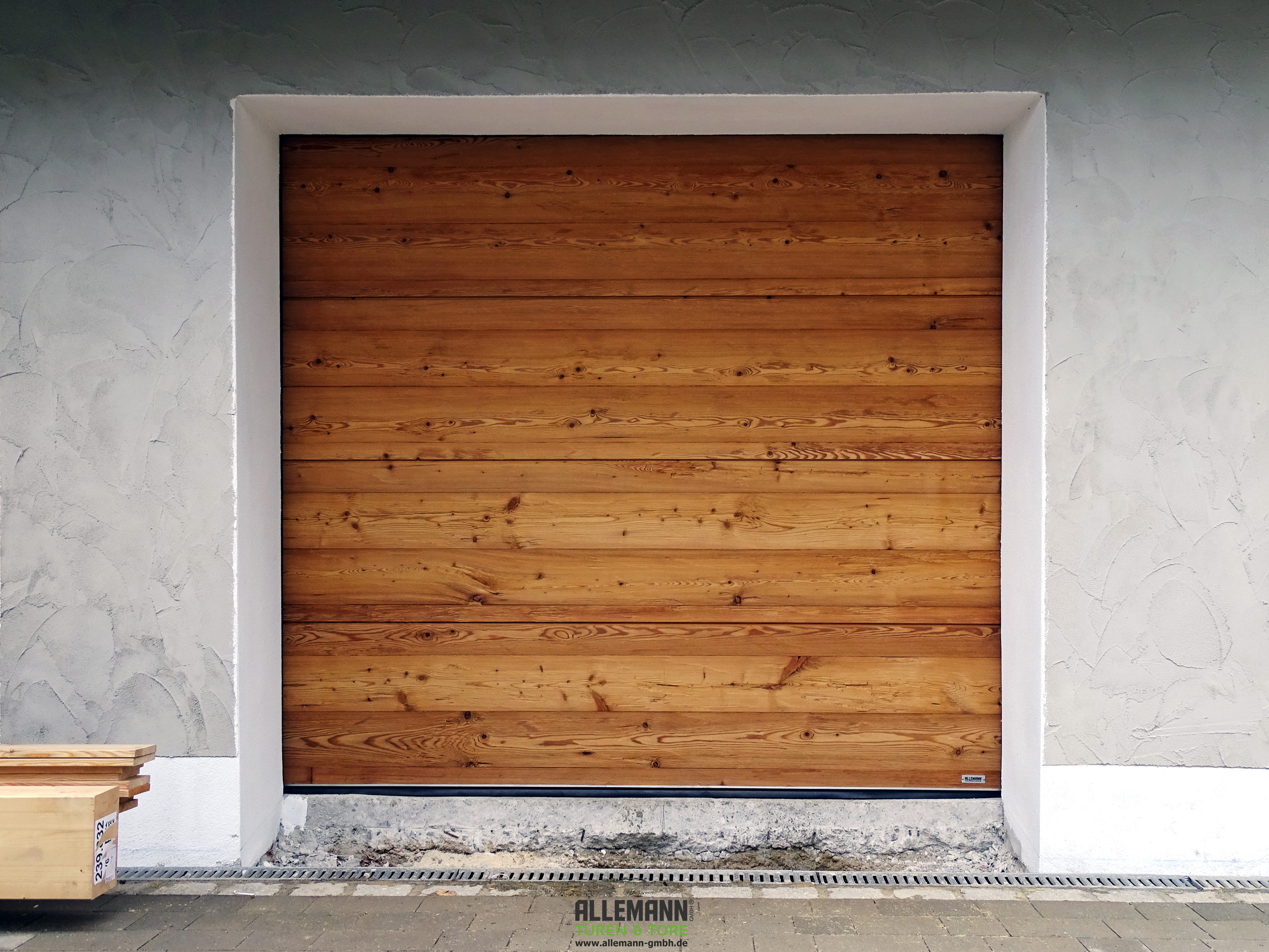 Holz-Sektionaltor-Garage,-Lärche-ANTIK-gedämpft,-gehackt,-gebürstet,-waagrecht,-2370-x-2160