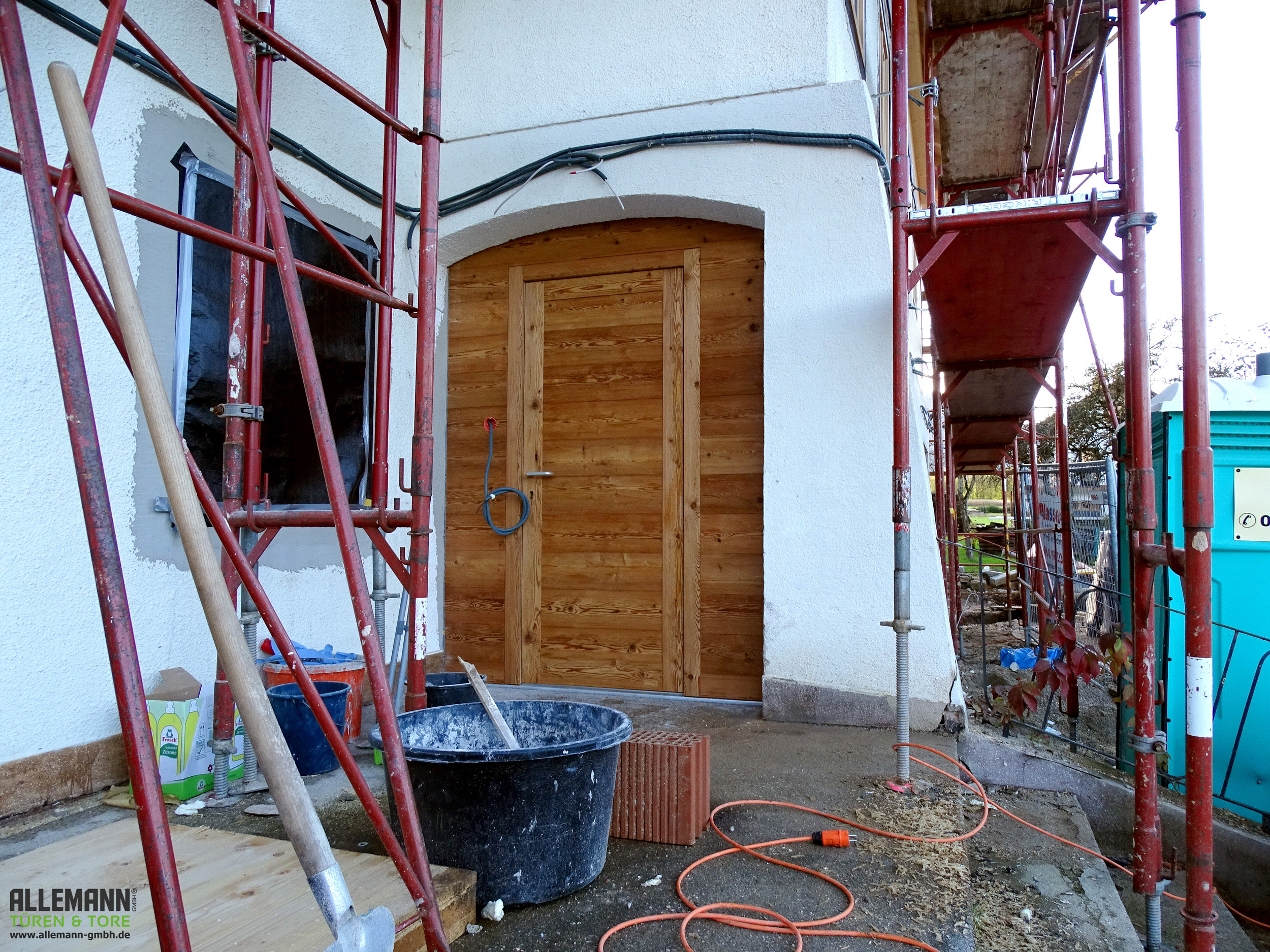 Eingangstür-Lärche-Antik-waagrecht-mit-umlaufender-Friese-mit-Lärche-Holzwand-Bogenform.jpg