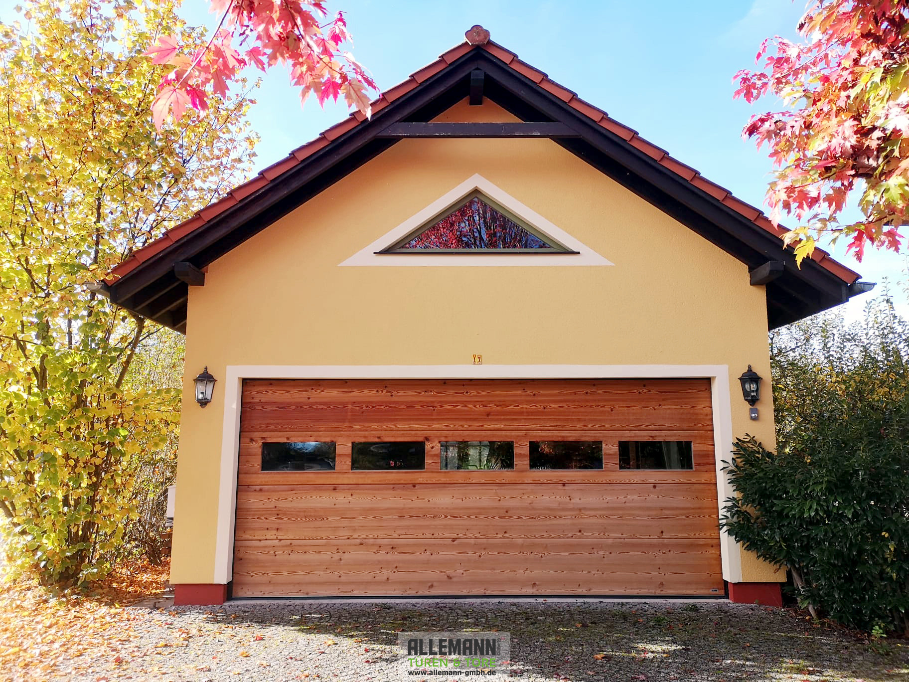 Holz-Sektionaltor-Lärche-Natur-gedämpft-und-Gebürstet,-waagrecht-mit-Fenster,-Herbst,-5-Meter-breit.jpg