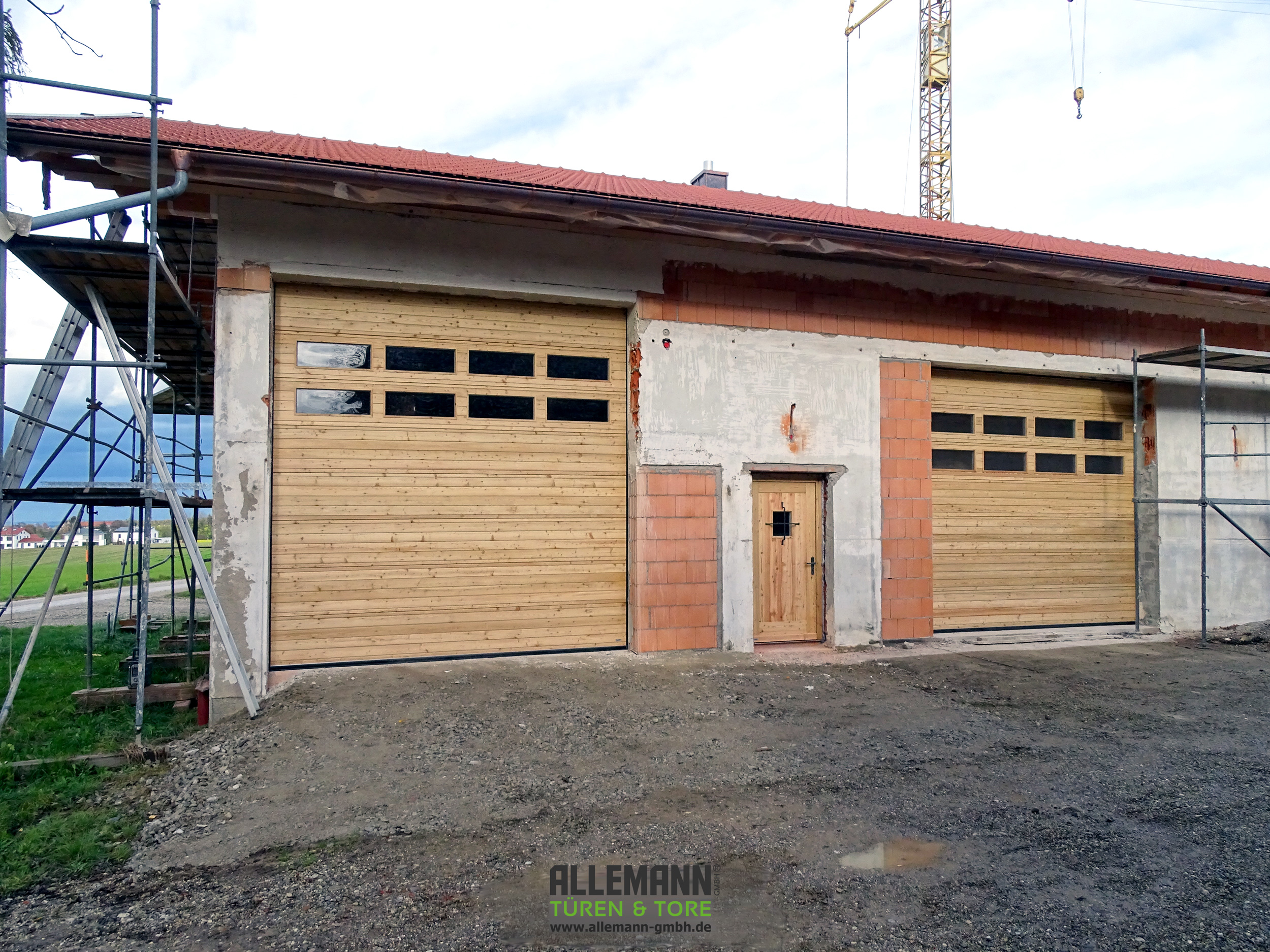 Holz-Sektionaltore-Industrie,-Lärche-Profilbretter-waagrecht,-zwei-Fenster-Sektionen,-4000x3680mm,-passende-Nebeneingangstür