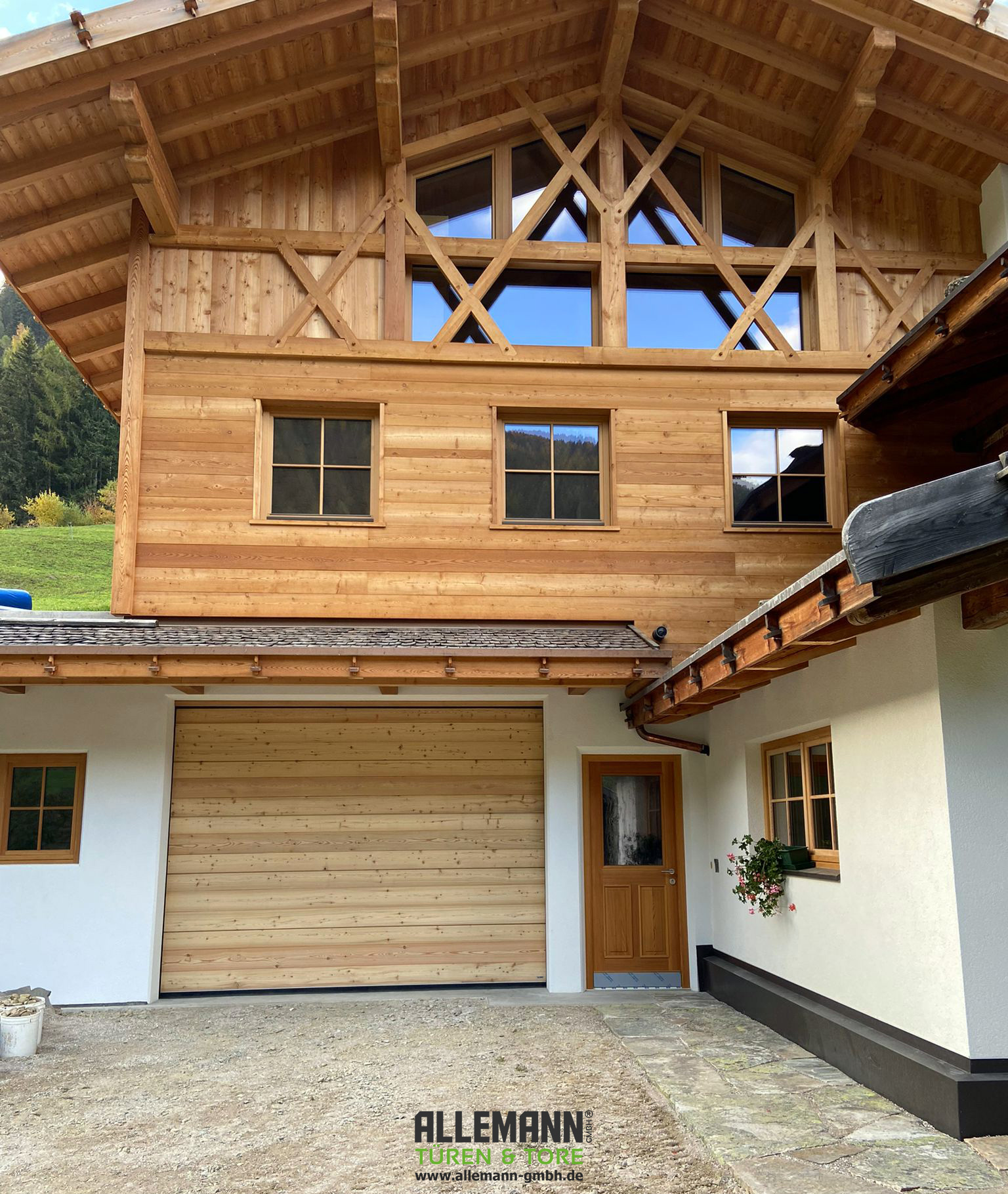 Holz-Sektionaltor-in-Lärche-Blockwand,-Industrietorsystem-Niedrigsturz,-3550-x-2645-mm,-Südtirol.jpg