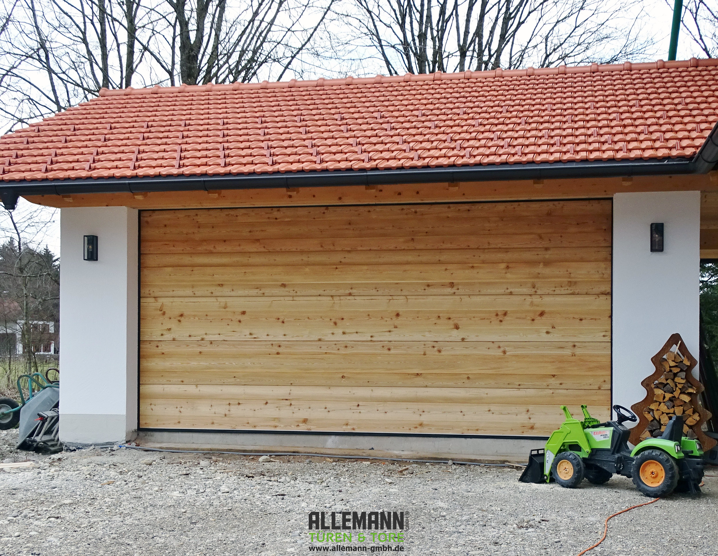 Holzsektionaltor-Garage,-Lärche-Blockwand-Natur-gehackt-und-gebürset,-4990-x-2392-mm.jpg
