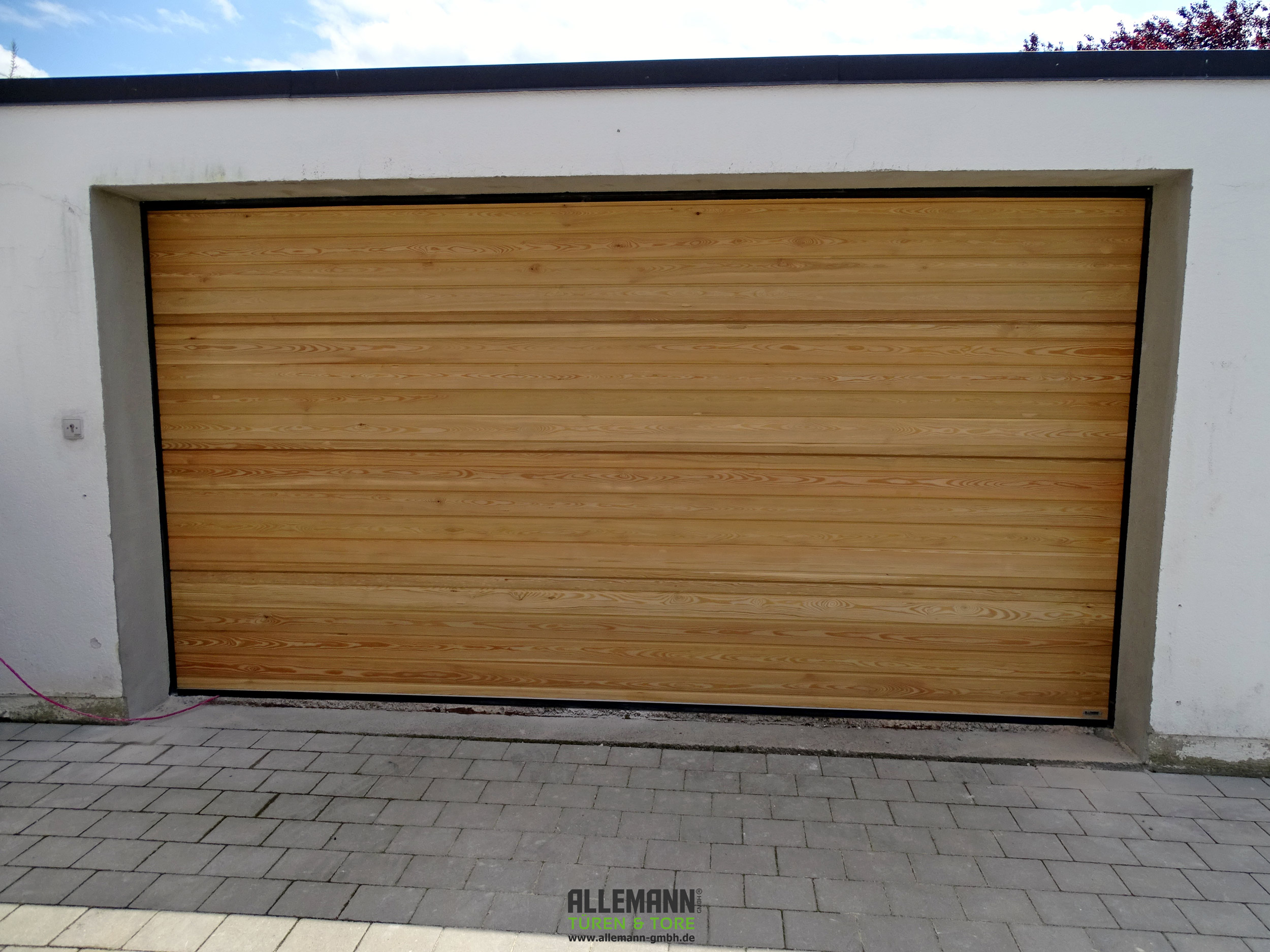 Holzsektionaltor-Garage-Lärche-Softline-waagrecht-4030-x-2160.jpg