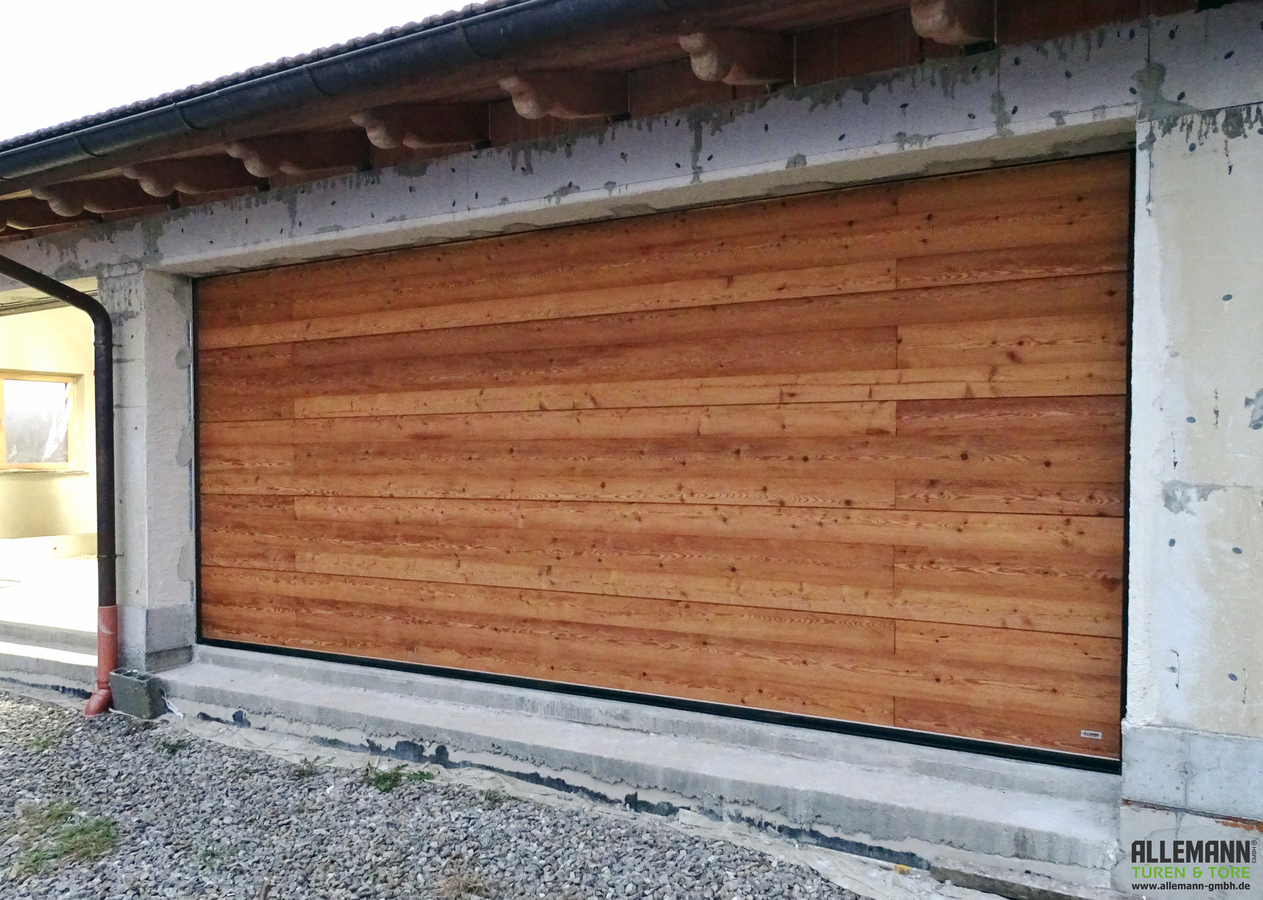 Holzsektionaltor-in-Lärche-Blockwand-ANTIK-gedämpft,-gehackt,-gebürstet,-gestückelt,-Garage-Industrie-mit-Dachfolge-und-Wellenantrieb-hinten-,-max.jpg