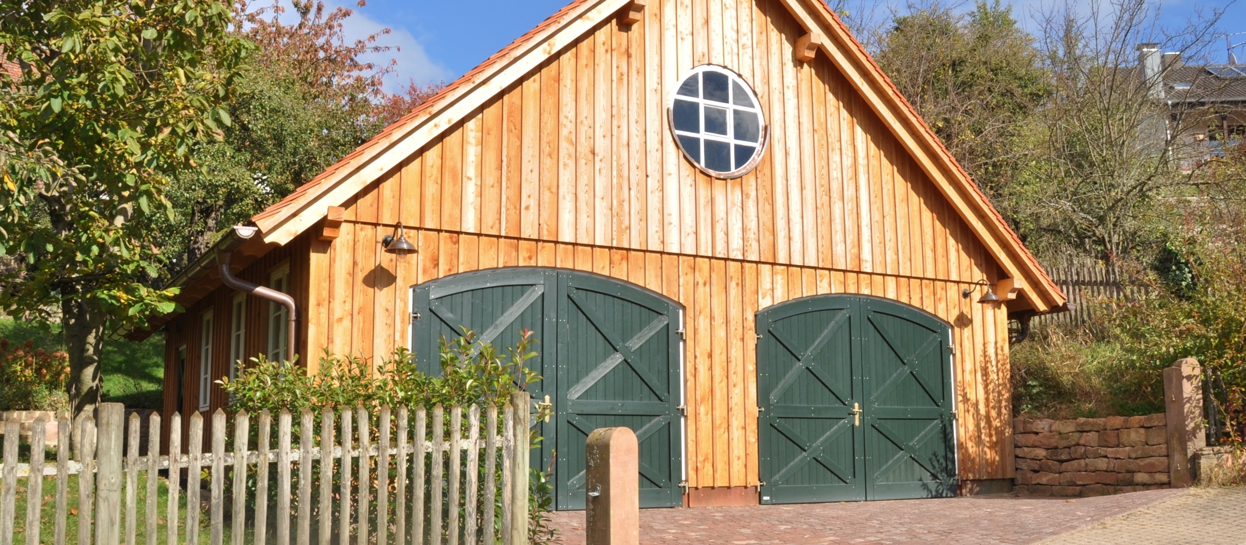 Holztore - isolierte Garagentore mit Holzblockzarge, RAL 7009