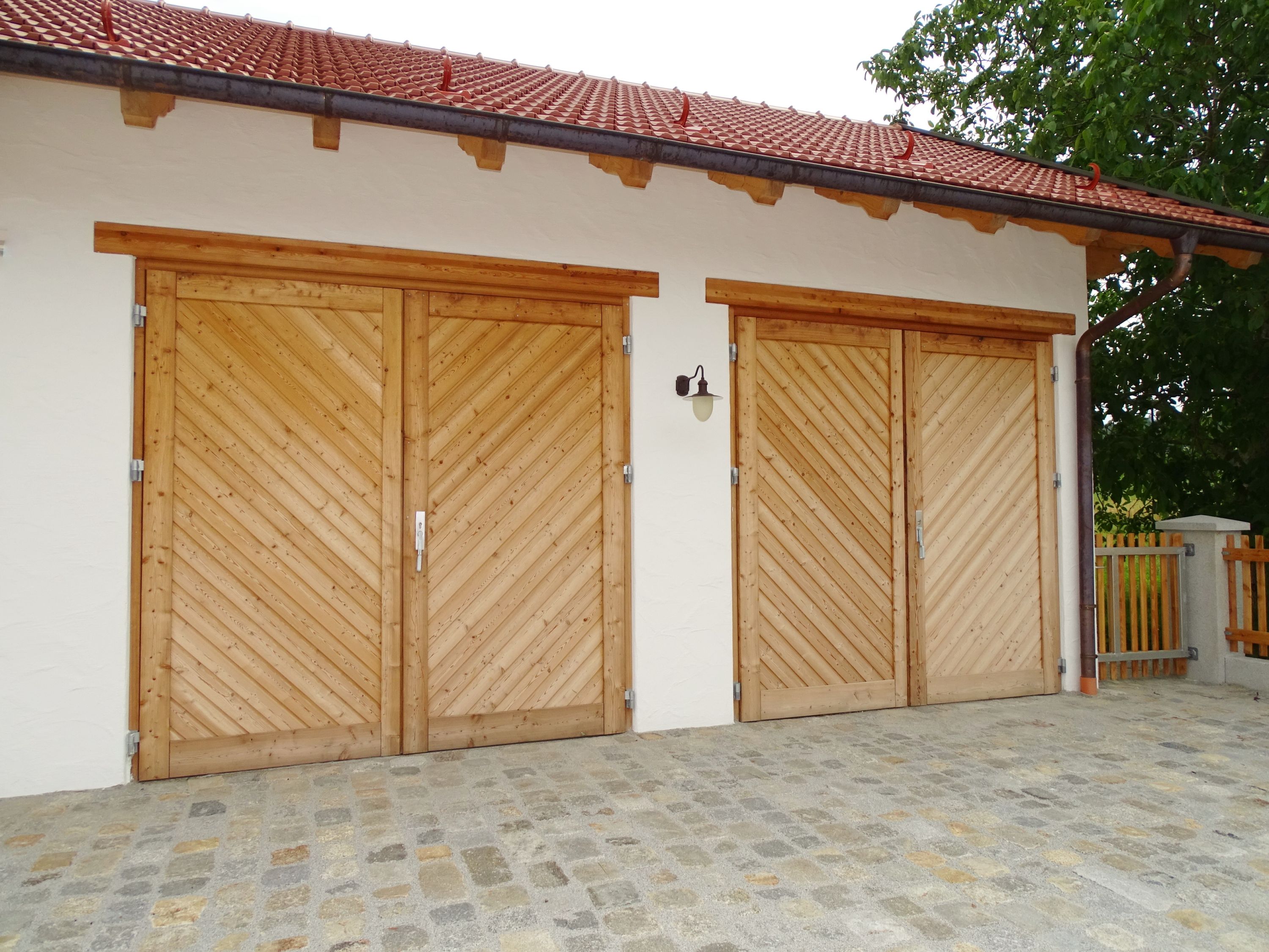 Einfahrtstore - Garagentore, Holzblockzarge, Holzart Lärche diagonal mit Friese, Verschluss Falttortreibriegel.JPG