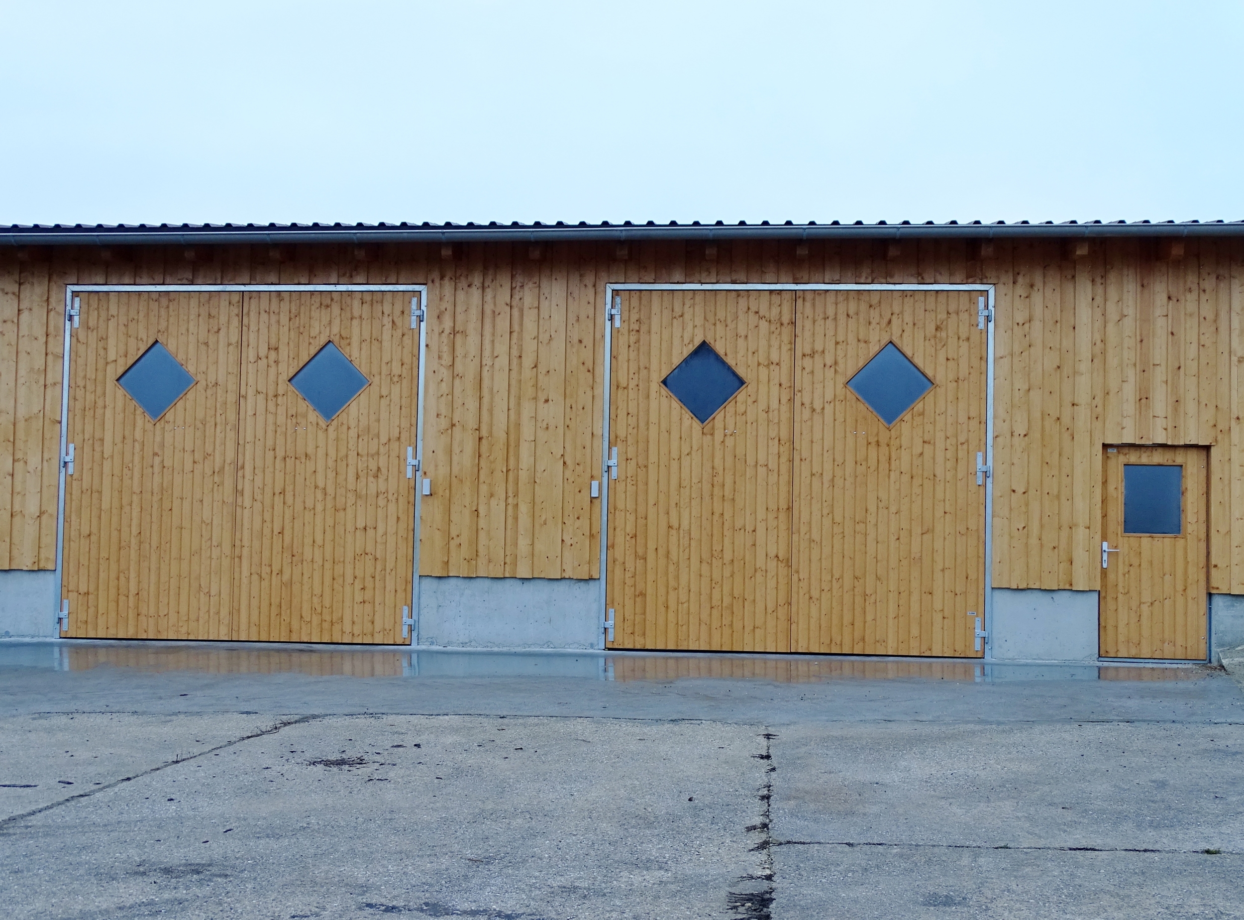 Flügeltore für Maschinenhalle mit E-Antrieb