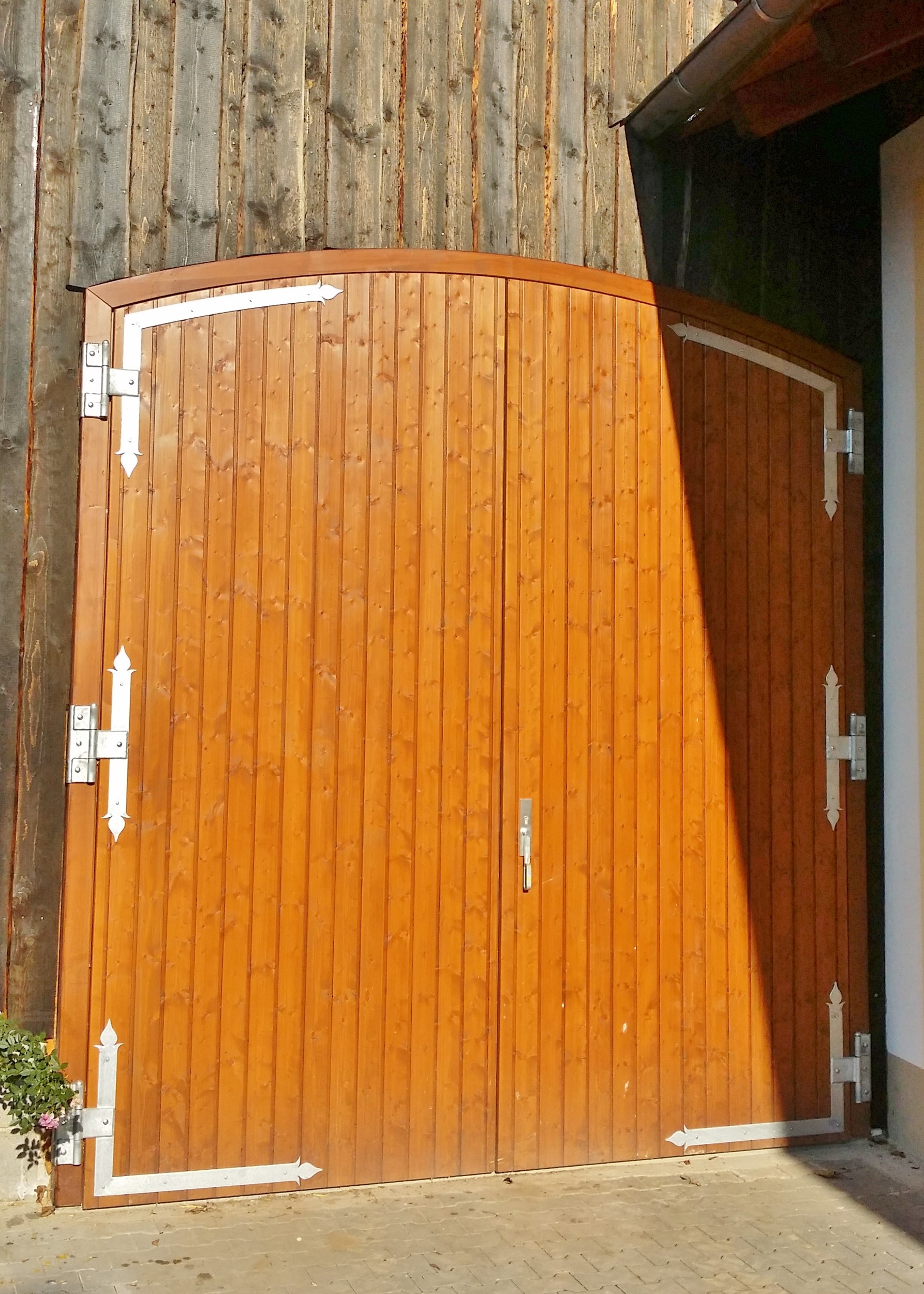 Tor mit Segmentbogen und Holzblockzarge