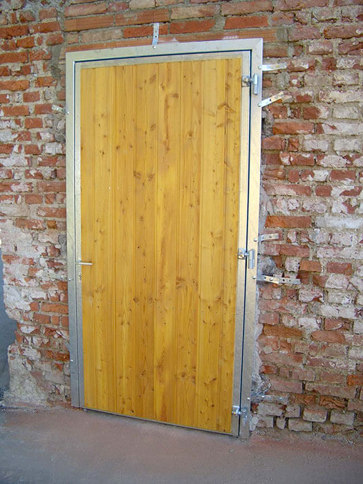 Metallrahmen-Tür, Befestigung der Metall-Z-Zarge mit Mauerlaschen am Bruchmauerwerk