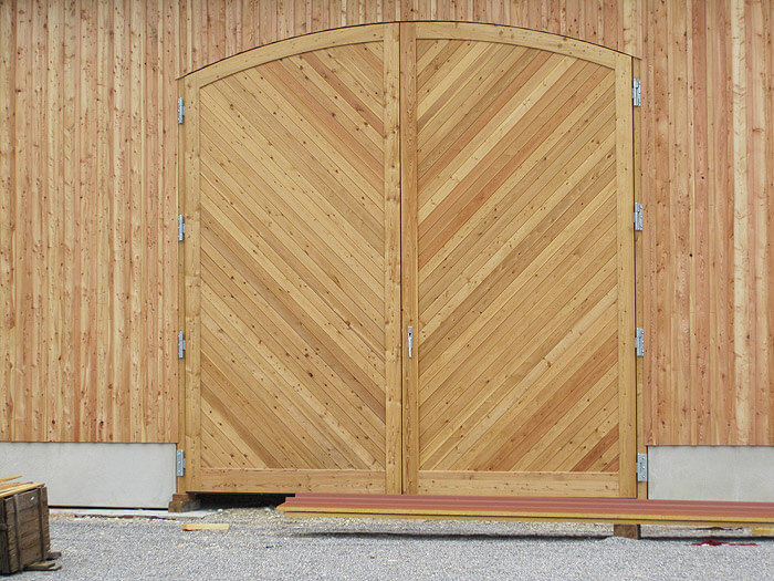 Bogentor - Garagentor, ca. 3 x 3,5 m, Holzblockzarge, Profilbretter Laerche, diagonal, umlaufende Friese.jpg