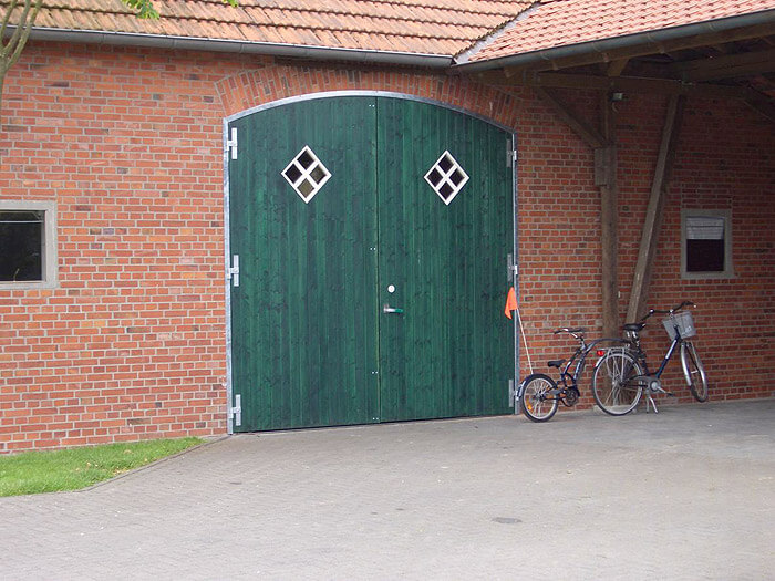 Bogentor, Tor mit Segmentbogen, Karofenster mit Sprossen, Zarge aus Metall, Aufschraubbaender.jpg