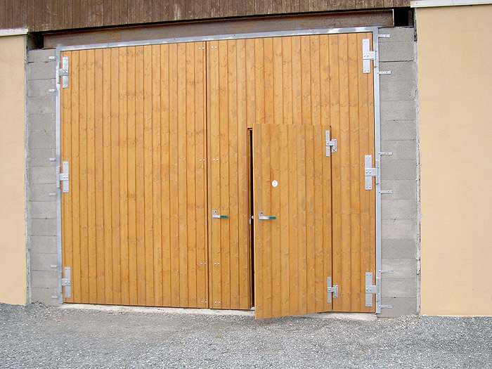 Fluegeltor DIN R mit Schlupftuere.jpg