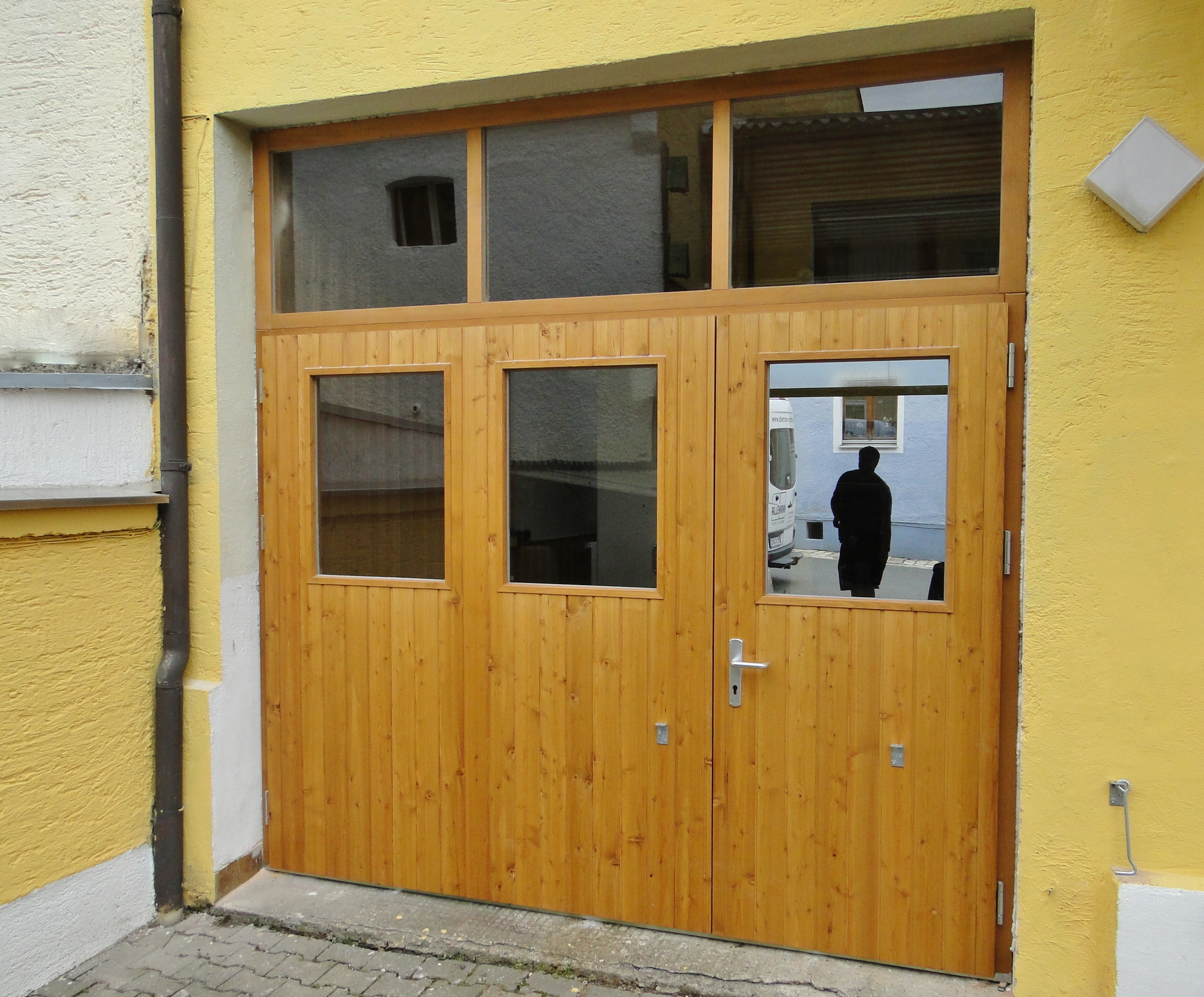 Fluegeltor, asymmetrisch, mit Fenster und feststehendem Oberlicht.JPG